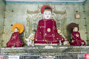 Buddha-Statuen in der Shwemawdaw Pagode in Bago