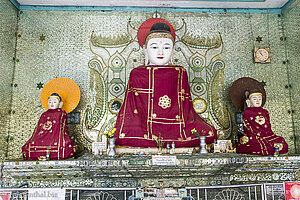 Buddha-Statuen in der Shwemawdaw Pagode in Bago