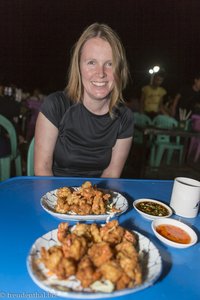 Anne mit King Prawns auf dem Nachtmarkt von Mawlamyaing
