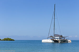 Katamaran vor der Isla Marina, einer der Islas del Rosario.