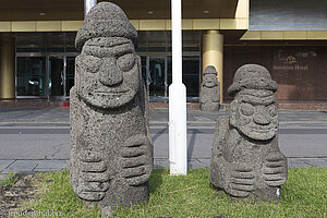 Harubang-Figuren vor dem Jeju Sunshine Hotel