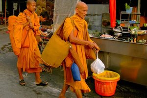 Thailand - Mönche auf dem Nachtmarkt von Hua Hin