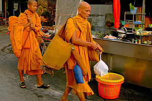 Thailand - Mönche auf dem Nachtmarkt von Hua Hin