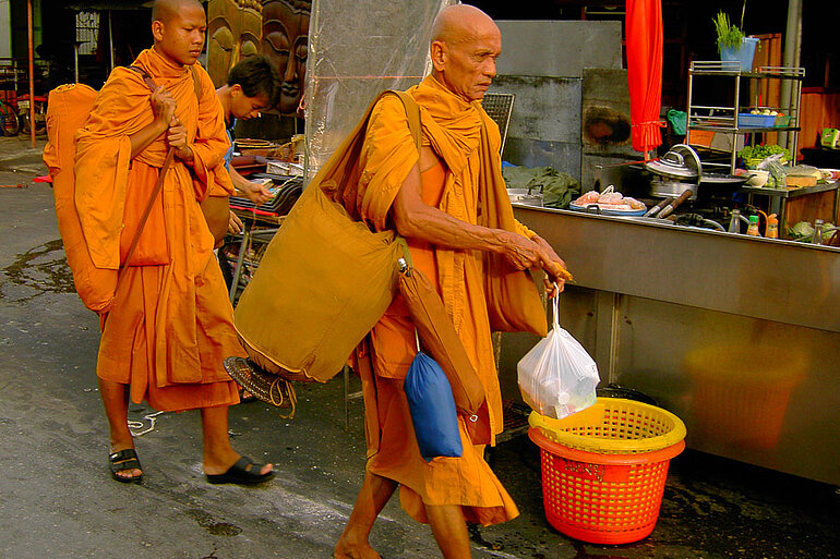 Mönche beim Nachtmarkt in Hua Hin