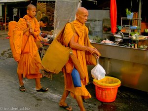 Mönche beim Nachtmarkt in Hua Hin