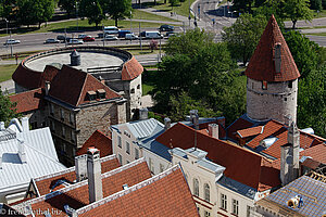 Kanonenturm (links) und Stoltingi Torn