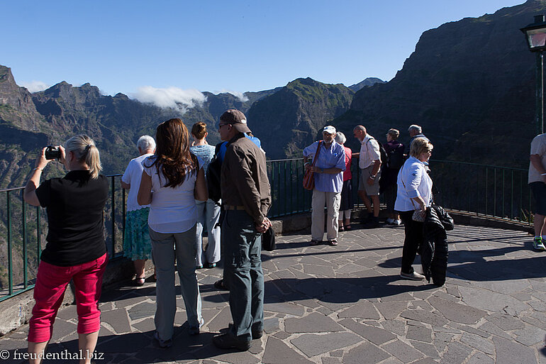 Kommt ein Bus, ist ganz schön viel los beim Miradouro bei Eira do Serrado. Kommt ein Bus, ist ganz schön viel los beim Miradouro bei Eira do Serrado.
