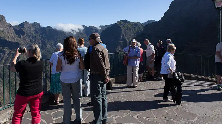 Kommt ein Bus, ist ganz schön viel los beim Miradouro bei Eira do Serrado.