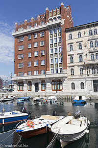 Schiffe im Canal Grande von Triest