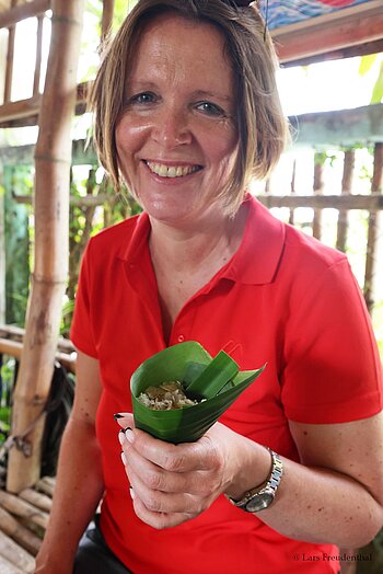 Annette freut sich über einen vegetarischen Snack bei Trà Vinh