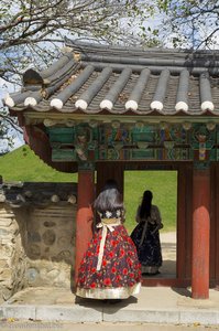 Frauen im Hanbok am Eingang zum Grab von König Michu
