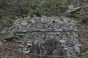 Nachbau eines Schildkrötenschiffes aus Granit