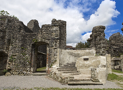 Türme und Treppenreste innerhalb der Ruine Alttrauchburg im Westallgäu