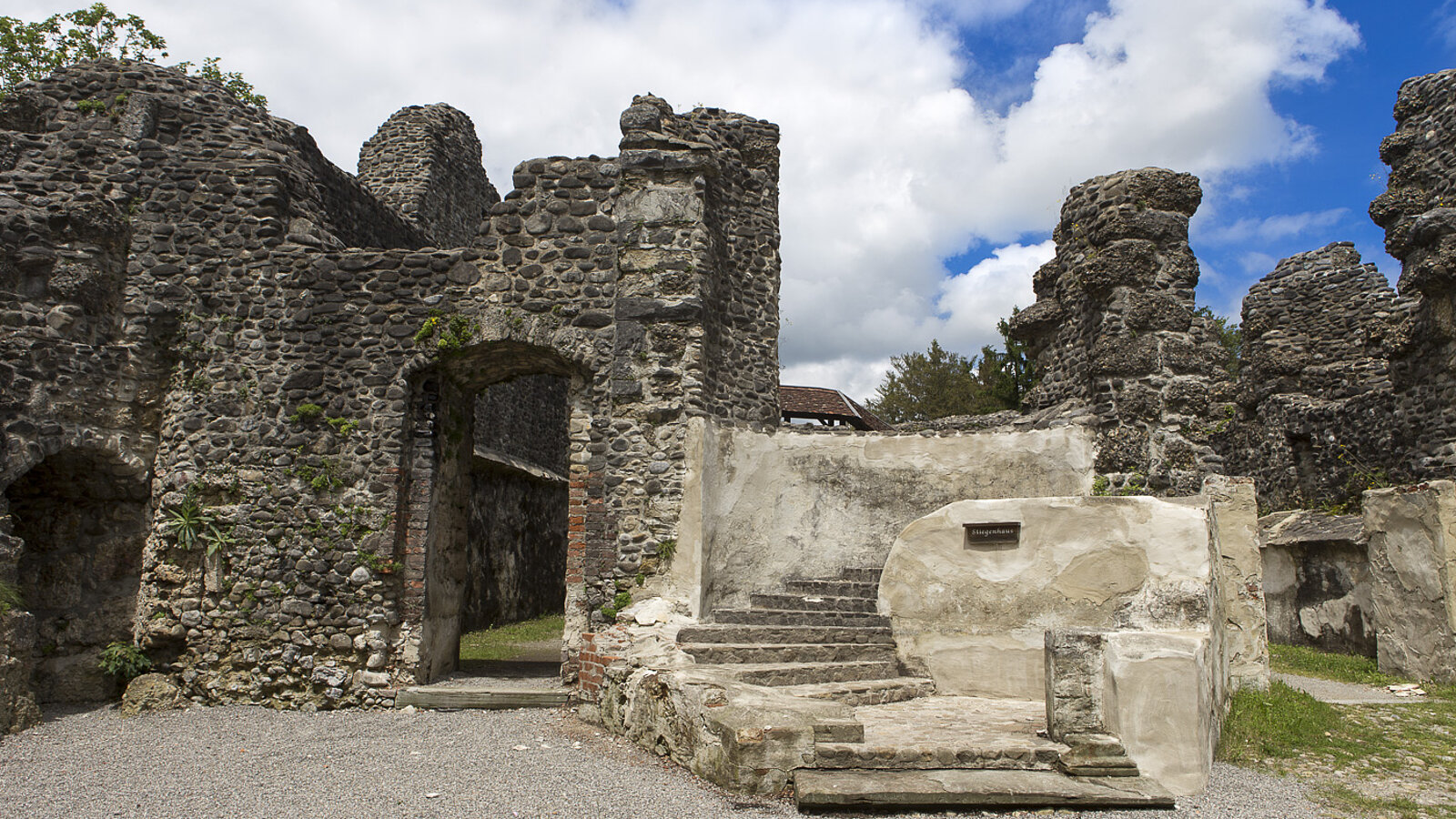 Alte Festungsmauern der Alttrauchburg im Westallgäu