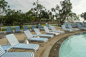 Viele freien Liegen beim Novotel Hua Hin Cha Am