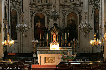 Altarraum der Kirche