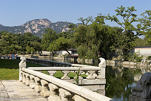 Brücke zum Gyeonghoeru, dem Pavillon der Glücklichen Begegnung.