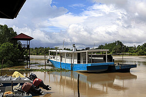 Boote bei der Abai Jungle Lodge am Kinabatangan River