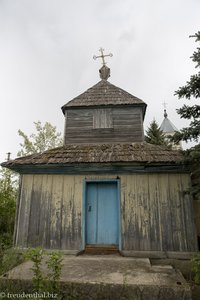 der schiefe Glockenturm der Holzkirche von Macareuca in Moldawien