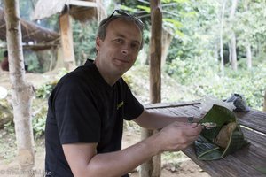 Lars beim Mittagessen während dem Trekking in Laos