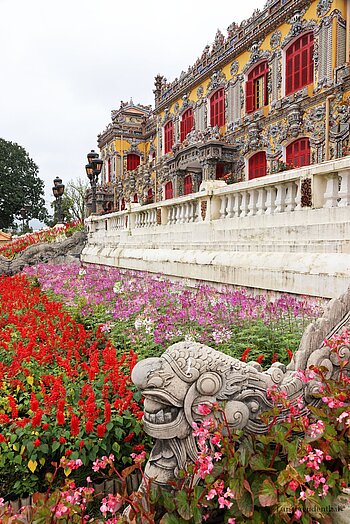 Blumenrabatte vor der Fassade des Kiến Trung Palastes in der Zitadelle von Hué