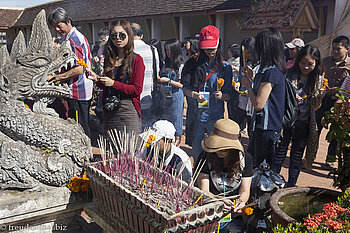 Gläubige beim Pha That Luang in Vientiane