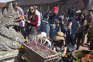 Gläubige beim Pha That Luang in Vientiane