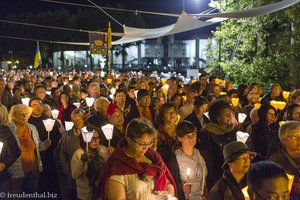 Gläubige bei der Kerzenprozession in Lourdes