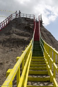 Die Holztreppe hinauf auf den Vulkan El Totumo in Kolumbien.