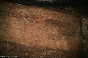 versteckte Inschrift in einer kleinen Höhle