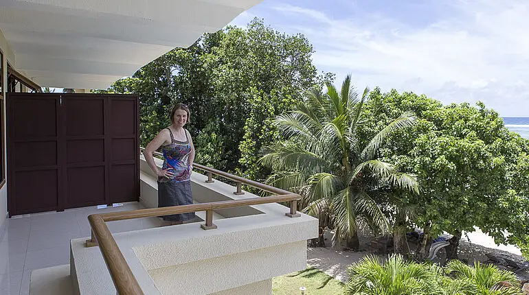 Anne auf dem Balkon im Crown Beach Hotel