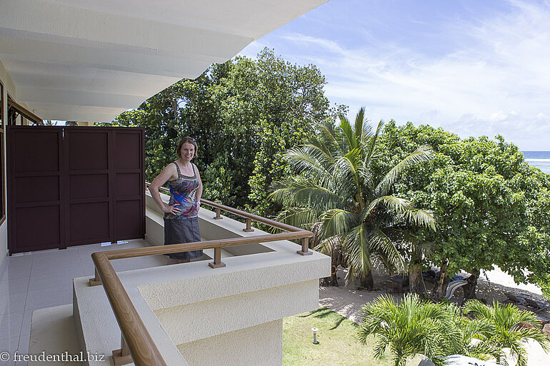Anne auf dem Balkon im Crown Beach Hotel