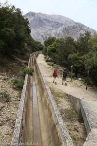 Wandweg entlang der Wasserzuleitung zum Cúber