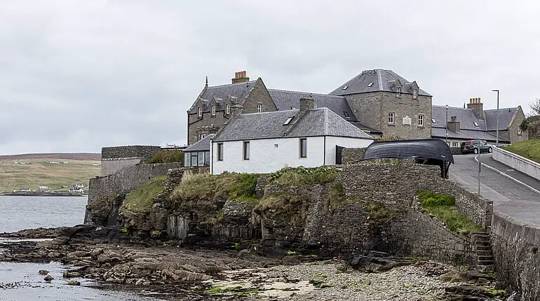 Häuser an der Küste von Lerwick