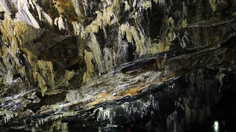 Bunt erstrahlende Felsen in der Vulkanhöhle Algar do Carvao
