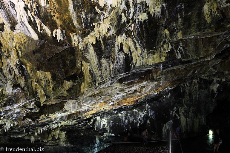 Bunt erstrahlende Felsen in der Vulkanhöhle Algar do Carvao