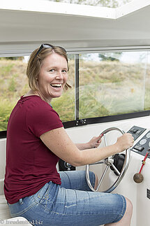 Anne am Steuer vom Hausboot