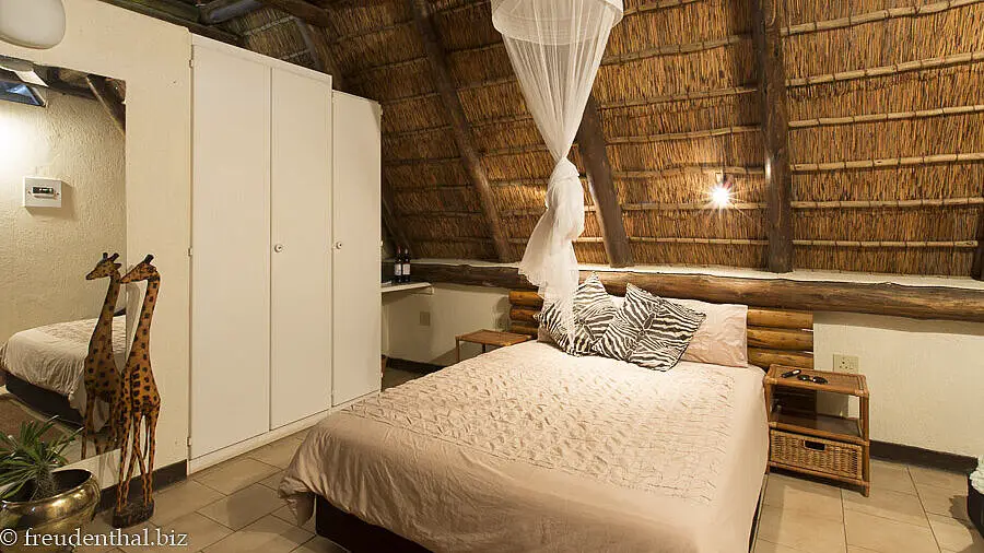 Blick in einen der Schlafräume der Masorini Bush Lodge