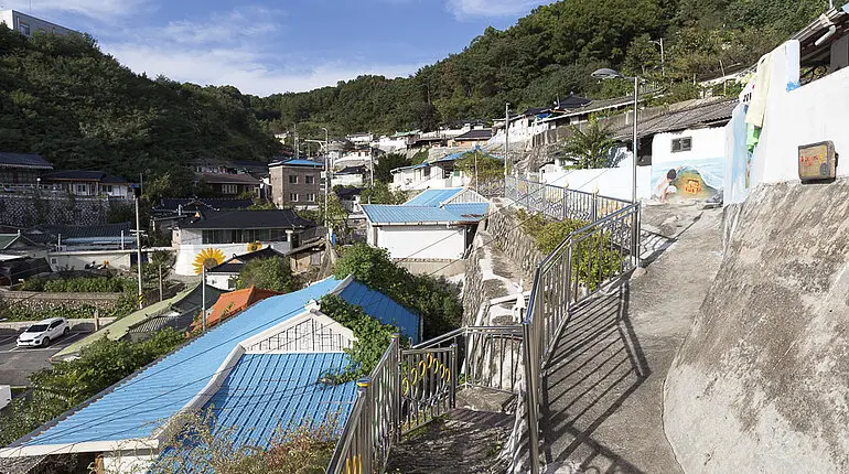 Auf den schmalen Wegen des Seongjingol Mural Village