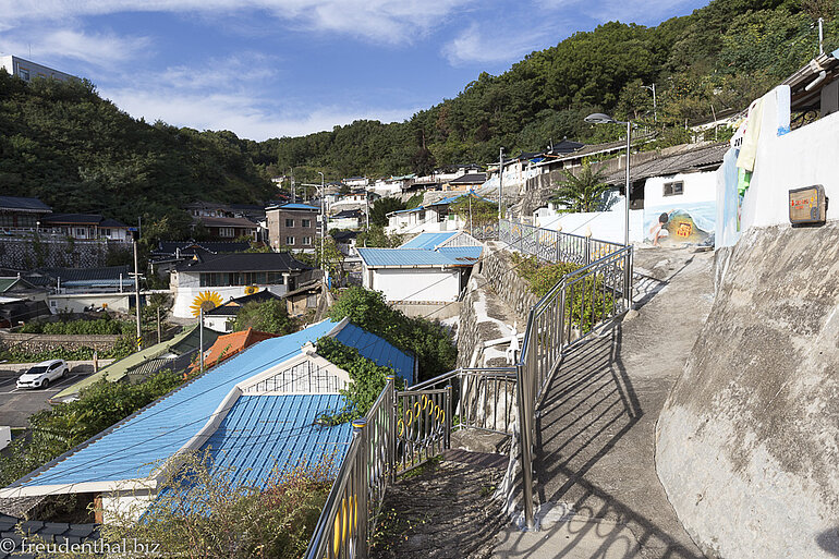 Auf den schmalen Wegen des Seongjingol Mural Village