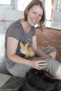 Anne und die Katze in der U Kandi Pagoda