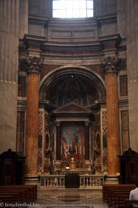 einer der Altare im Petersdom