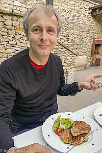 Lars beim Abendessen in der Resedinta Rotundu in Butuceni