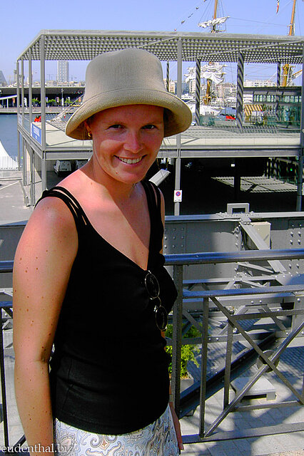 Anne beim Transbordador Aeri in Barcelona