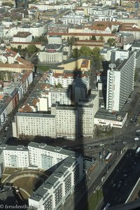 der Berliner Fernsehturm wirft Schatten