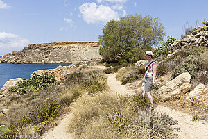 Anne beim Wandern an der Gnejna Bay