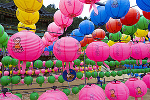 Bunte Wunschlaternen im Sangwonsa Tempel