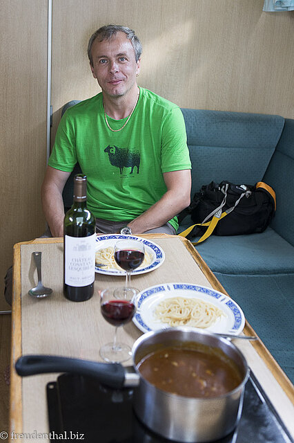 Lars beim Abendessen auf dem Hausboot