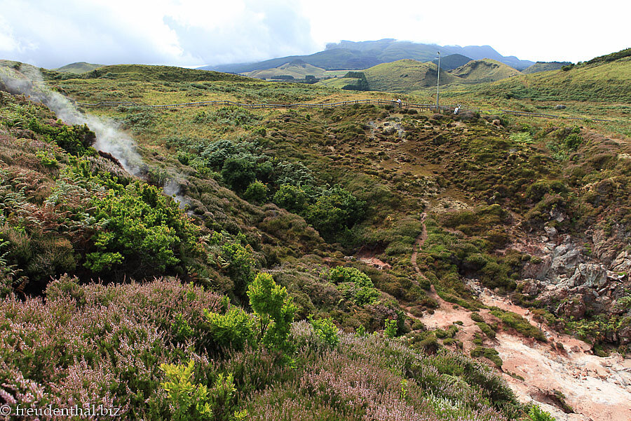 Blick über die Furnas do Enxofre zu den Bergen von Terceira