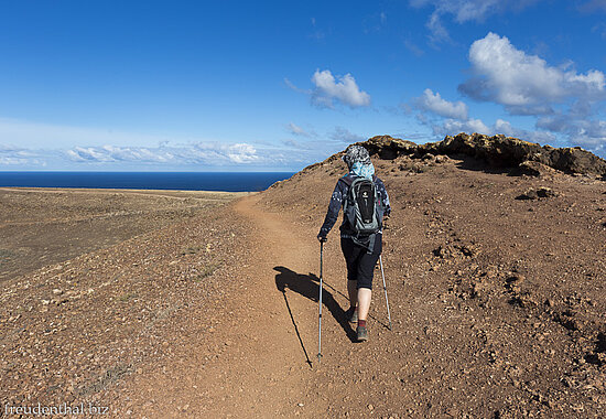 Wanderin auf der Montana Roja auf Lanzarote